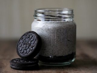 Postre de galleta de chocolate en vasitos. Receta fácil