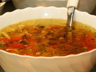 Caldo de Pollo con Pasta y Verduras. Receta fácil