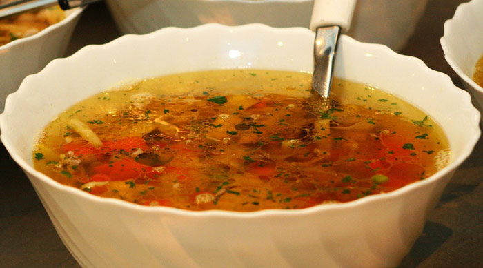Caldo de Pollo con Pasta y Verduras. Receta fácil