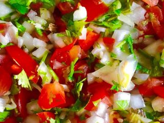 La famosa ensalada de nopales es ideal cuando queremos integrar verduras a nuestra vida de una manera diferente, porque se consumen generalmente en tacos.