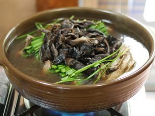 Pozole negro de frijoles y huitlacoche. Receta fácil
