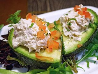 Aguacates rellenos de Atún a la Mexicana. Receta fácil