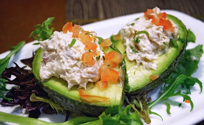 Aguacates rellenos de Atún a la Mexicana. Receta fácil