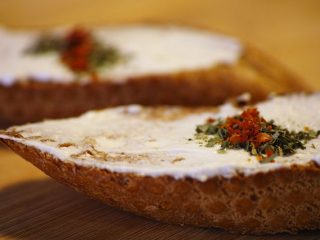 Molletes con Rajas. Receta mexicana fácil