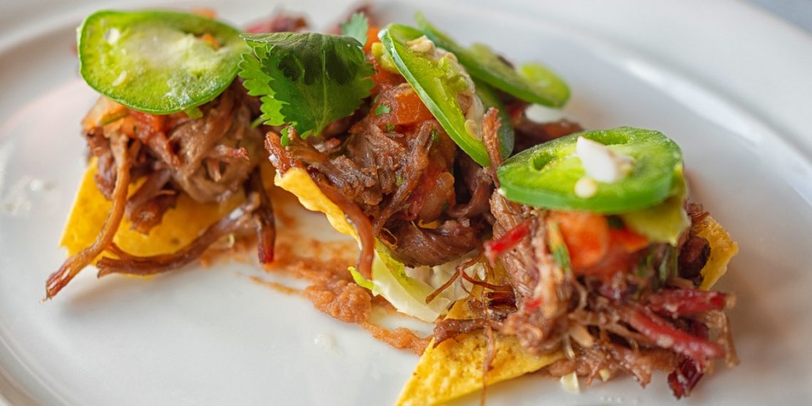 Totopos con Carne Deshebrada. Receta mexicana