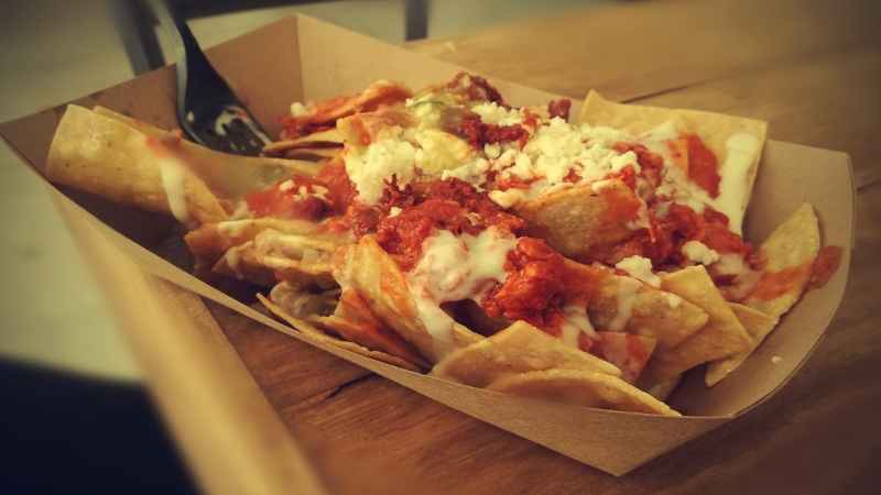 Totopos con Tinga de Longaniza. Receta fácil