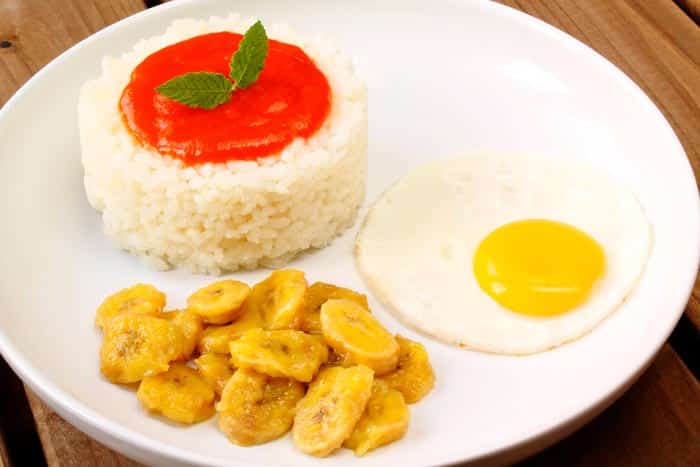 Arroz a la cubana con plátano y huevo frito