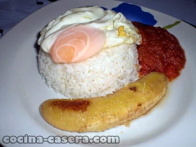 Arroz a la cubana con plátano y huevo frito