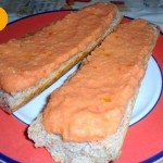 Barritas o tostadas de pan con tomate triturado para desayunar