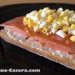 Tosta de salmón ahumado con queso