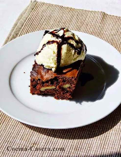 Brownie de chocolate y helado de vainilla. Receta fácil