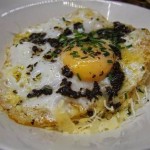 Huevo sobre fideos de arroz con ralladura de trufa y parmesano