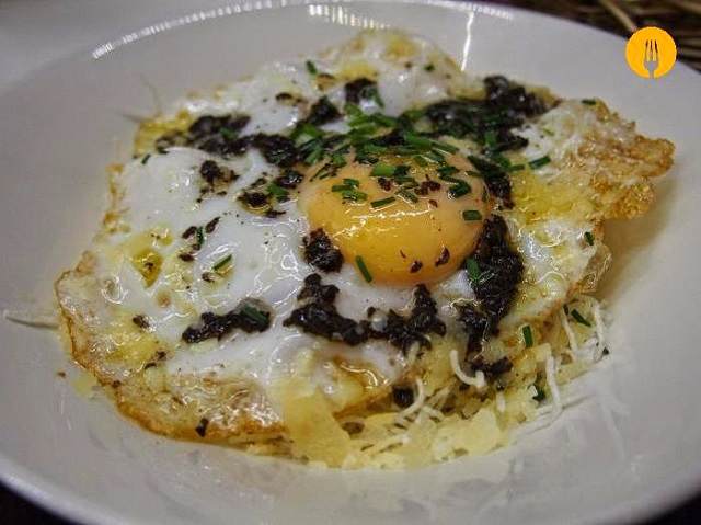 Huevo sobre fideos de arroz con ralladura de trufa y parmesano