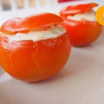 Tomates rellenos de aguacate, jamón y gambas