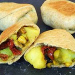 Empanadillas de patata, tomate y aceitunas