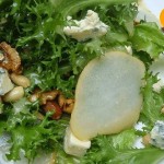 Ensalada de hojas verdes, queso azul y pera