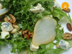 Ensalada de hojas verdes, queso azul y pera