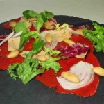 Ensalada de pimientos del piquillos con bonito y almendras