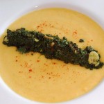 Crema de salmón y gambas con espinacas al ajillo