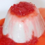 Panna cotta de vainilla con coulis de fresas