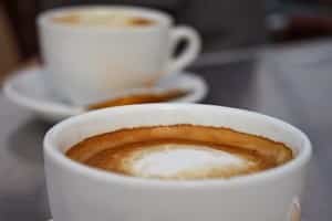 Beber café o té no daña al corazón según los últimos estudios