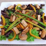 Ensalada templada de verduras y tofu
