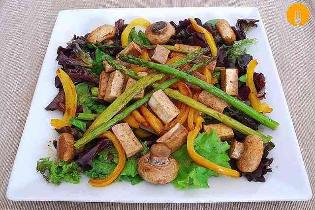 Ensalada templada de verduras y tofu