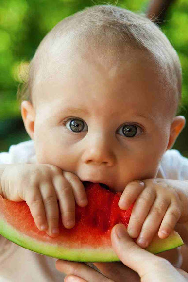 Algunos alimentos que no deben comer los bebés