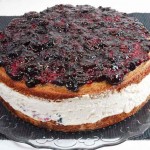 Pastel de queso y frutos del bosque