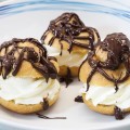 Profiteroles de nata y chocolate