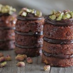 Mini brownies de pistachos y ganache de chocolate