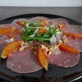 Carpaccio con naranja sanguina y piñones