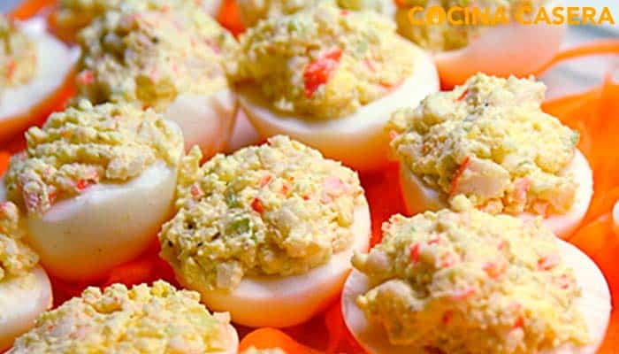 Huevos rellenos de surimi