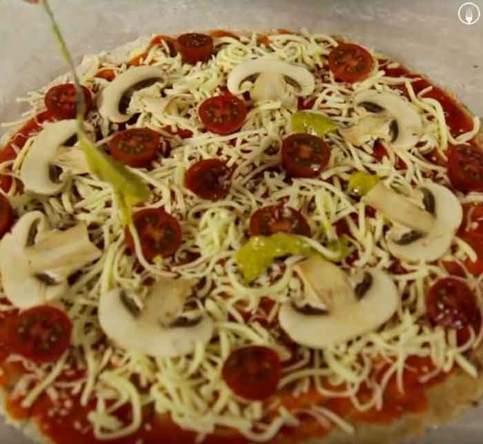 Pizza integral con mozzarella, tomate y pesto