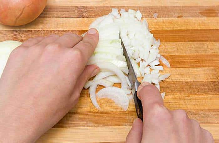 cortar cebolla - Lentejas con pollo