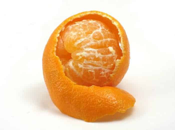 quitar piel a mandarina