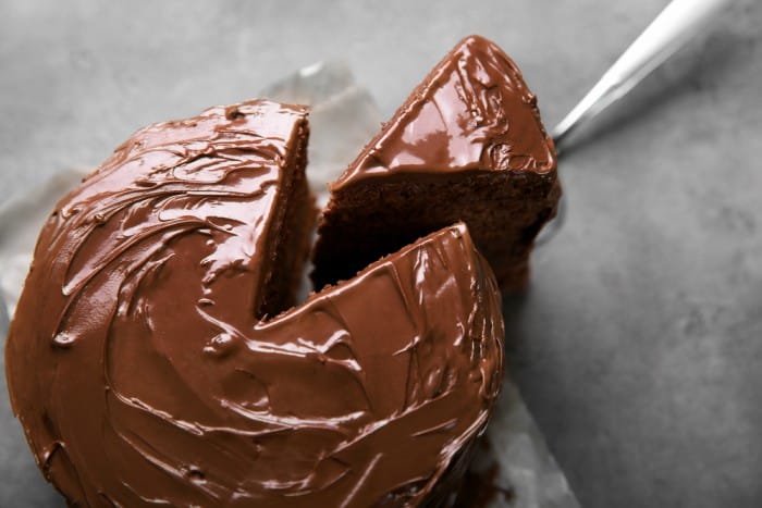 cortar torta de chocolate