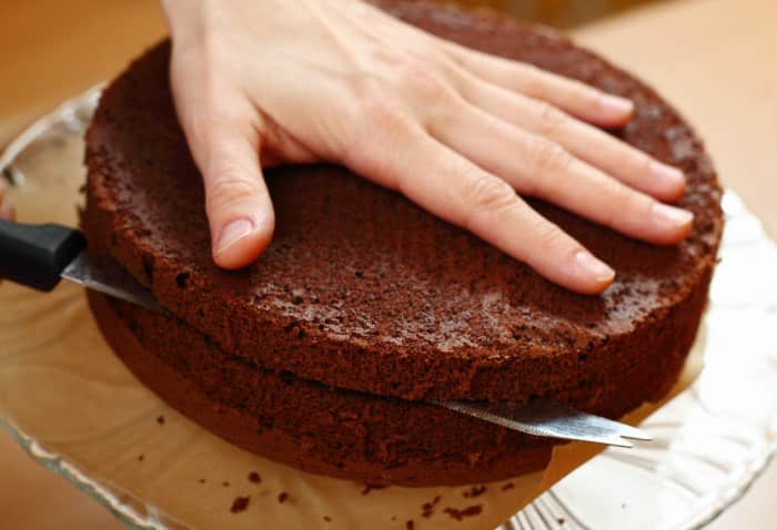 cortar torta de chocolate