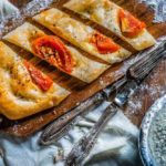 Pan con aceite, habas, tomate y bacalao. Receta de Jaén