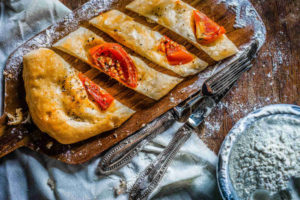 Pan con aceite, habas, tomate y bacalao. Receta de Jaén