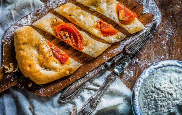 Pan con aceite, habas, tomate y bacalao. Receta de Jaén
