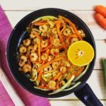 Espaguetis vegetales con gambas o camarones. Receta saludable