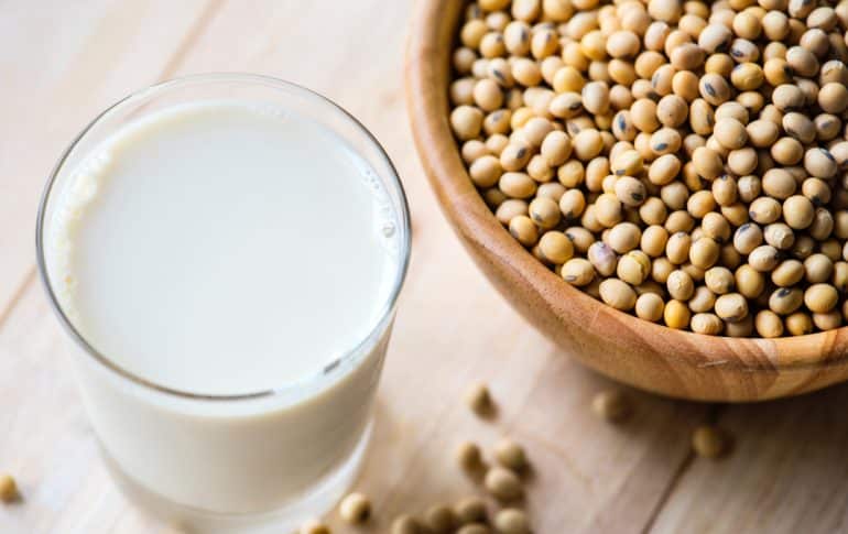 Bebidas vegetales vs leche de vaca, ¿qué opción es mejor y más sana?