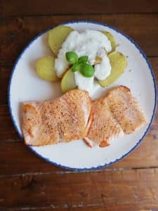 Salmon a la plancha con patata y Tzatziqui