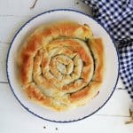 Spanakopita o pastel griego de queso feta y espinacas