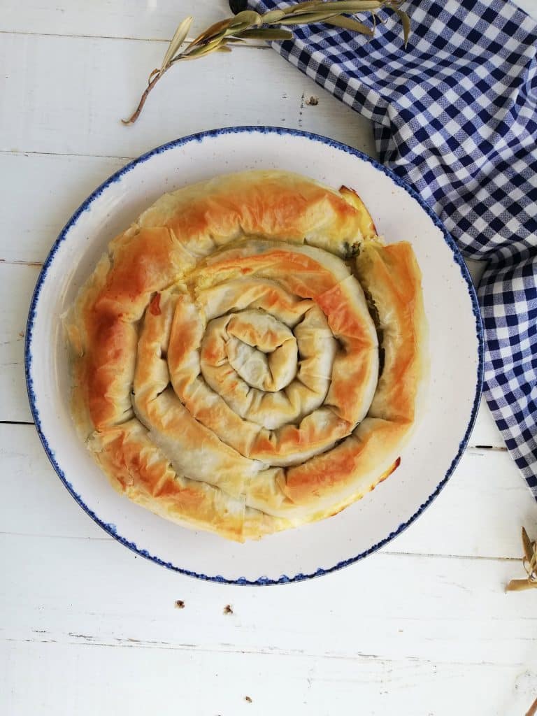 Spanakopita o pastel griego de queso feta y espinacas