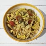 Pasta con verduras a la cúrcuma