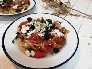 Pasta griega con verduras y feta