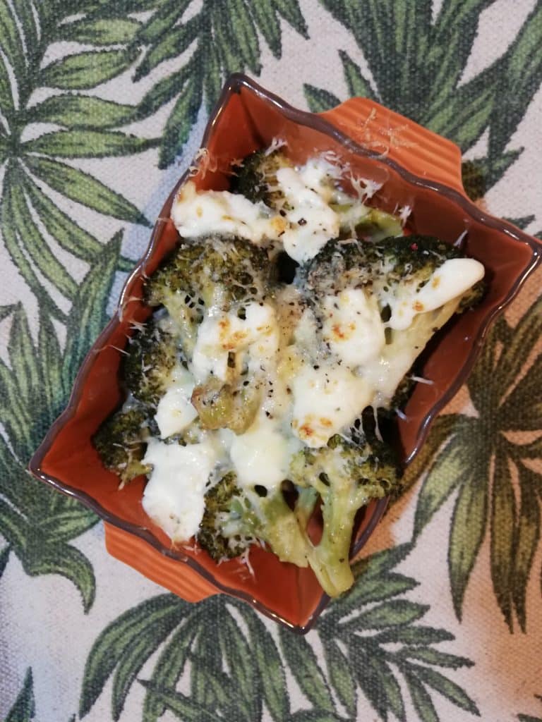 Brócoli gratinado a los tres quesos