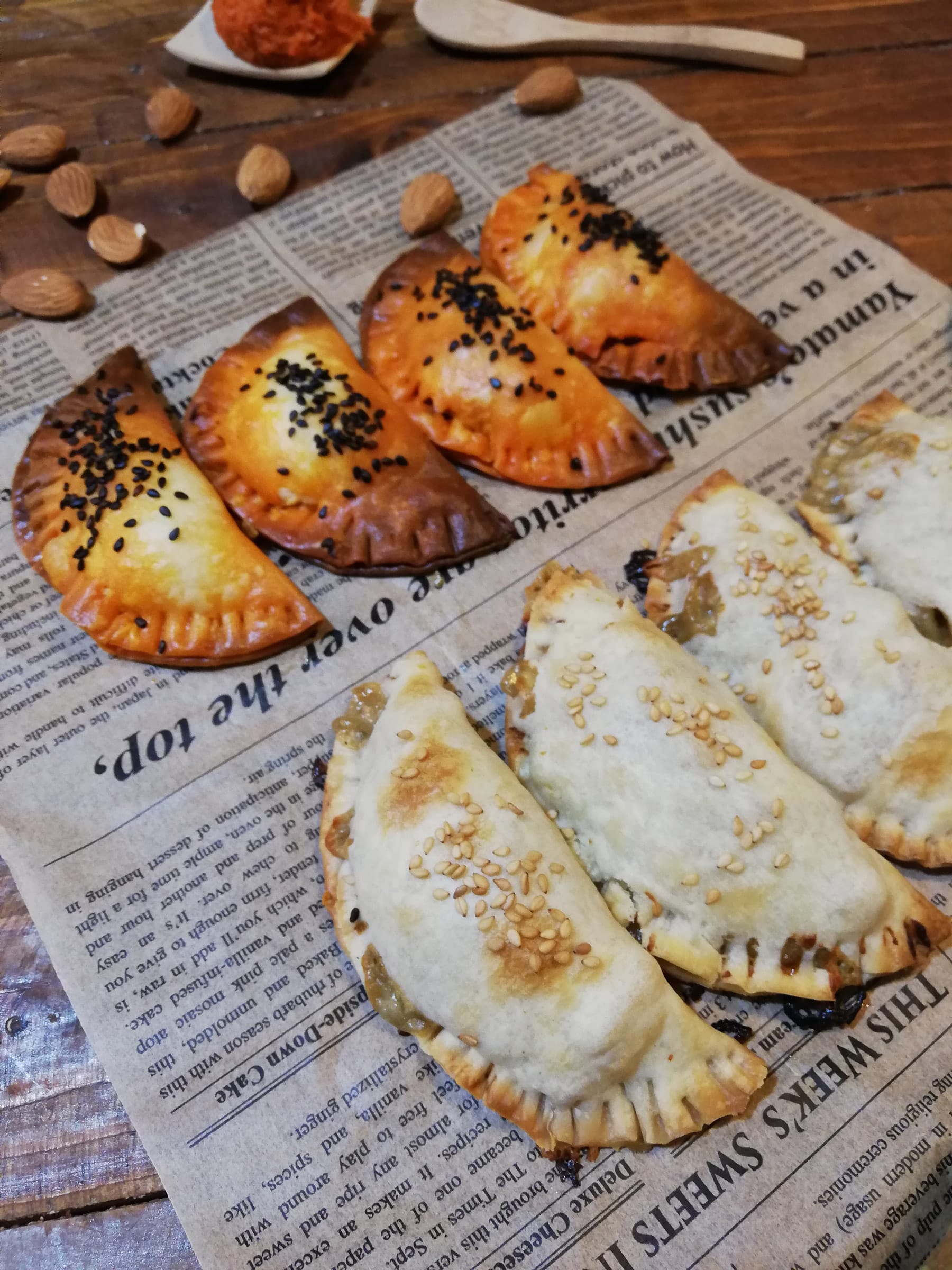 Empanadillas de sobrasada y de almendra y queso azul con pera